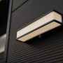 Moderne, anthrazitfarbene Lutec Solar-LED-Wandleuchte Doblo, 35 cm, für den Außenbereich.