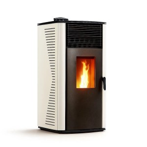 Weißer Sannover Pelletofen Anita 12,2 kW mit Flamme im Sichtfenster.