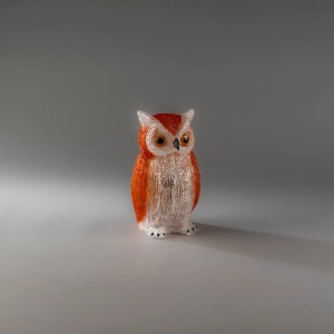 Leuchtende Acryl Eule mit warmweißen LEDs für Außen. Orange-weiße Weihnachtsfigur, stimmungsvolle Dekoration.