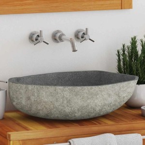 Ovales Waschbecken aus Flussstein, grau, auf Holzplatte im Badezimmer.