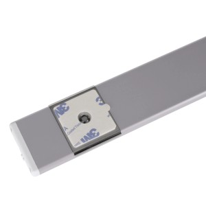 Eglo LED-Unterbauleuchte Benasco, silber, mit 3M Klebeband und magnetischer Halterung zur Montage.