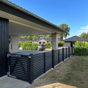 Schwarzes Nadelholz Gartentor Tokyo, 100x90 cm, im modernen Design.