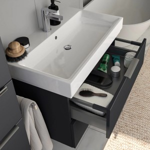 Steinkamp Waschtischunterschrank Living 2.0 mit GROHE Cube Waschtisch, schwarz matt, mit offenem Auszug.