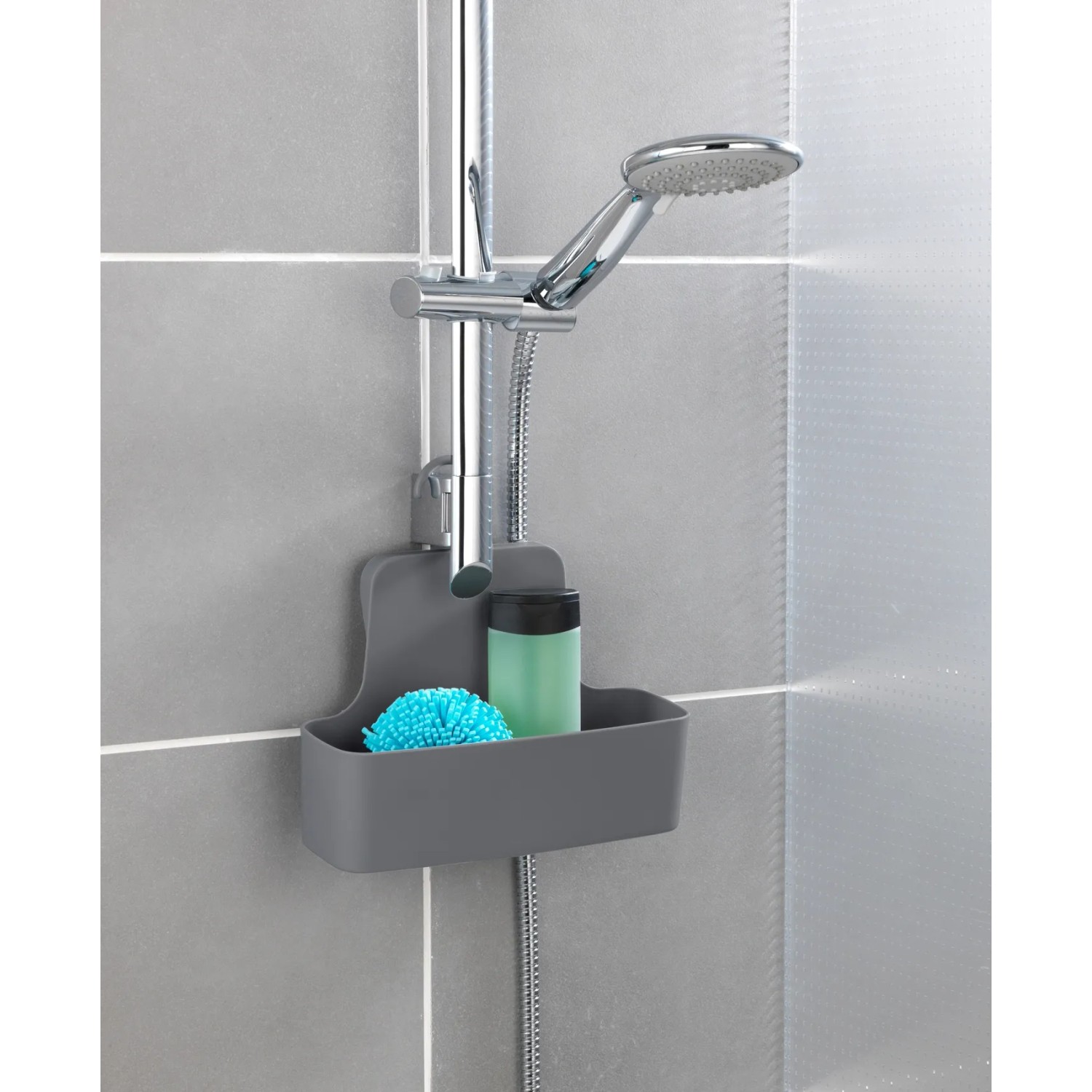 Wenko Duschcaddy Barcelona anthrazit mit Duschgel und Badeschwamm an Duschstange.