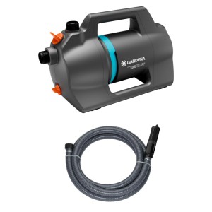 Gardena Gartenpumpe 5000 Silent Set mit Sauggarnitur, graue Pumpe mit Tragegriff und Schlauch.