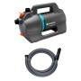 Gardena Gartenpumpe 5000 Silent Set mit Sauggarnitur, graue Pumpe mit Tragegriff und Schlauch.