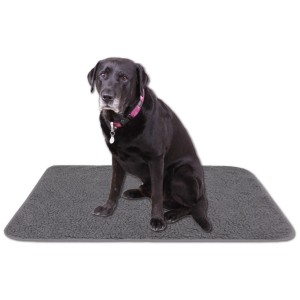 Graue Bestlivings Tierdecke Lammflor 80x120 cm mit sitzendem, schwarzem Labrador.