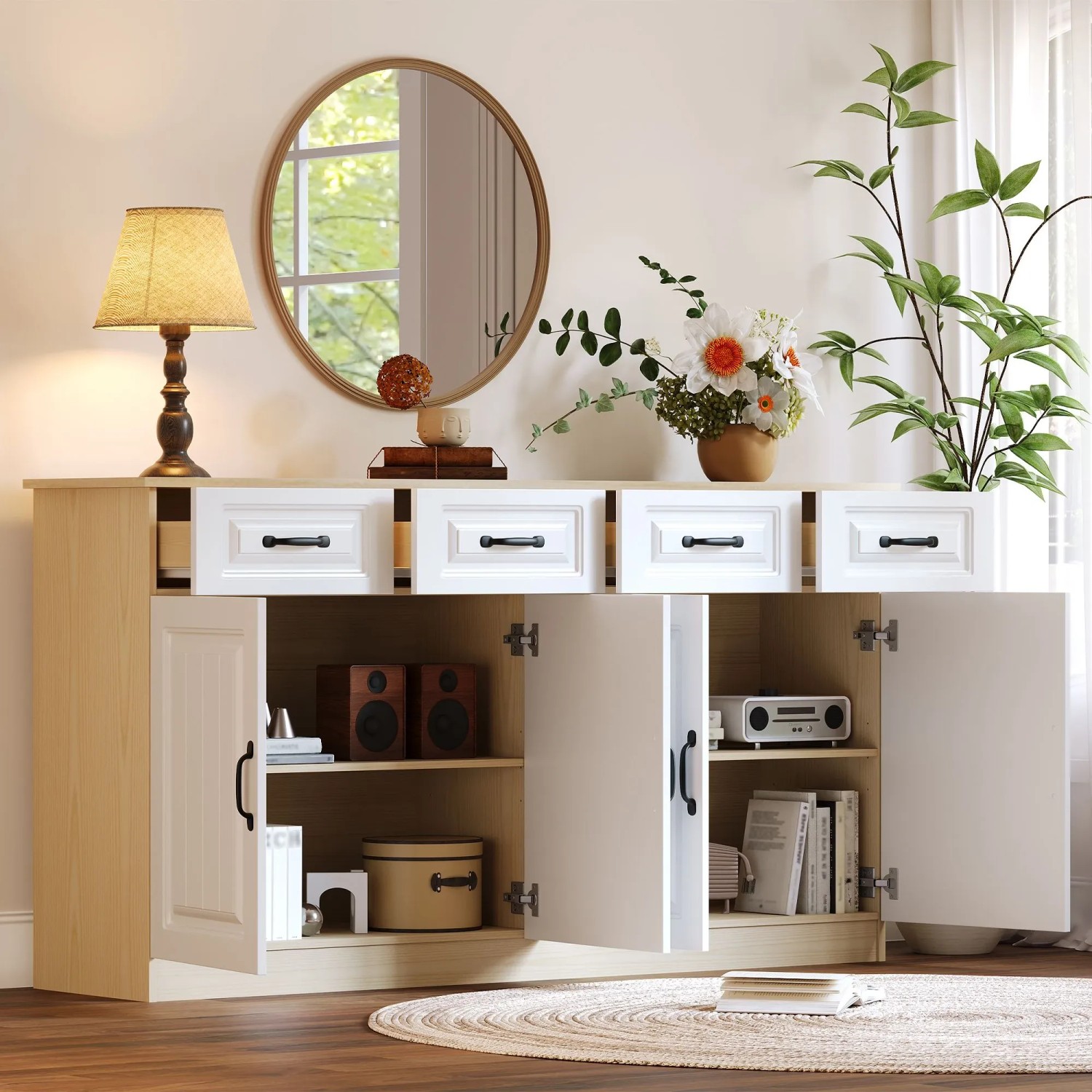 Modernes Sideboard 160 cm in Weiß/Holzoptik mit 4 geriffelten Türen und 4 Schubladen, offen im Wohnzimmer.