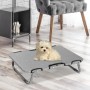Graues PawHut Hundebett, faltbar und ideal für Outdoor. Kleiner, weißer Hund liegt entspannt darauf.