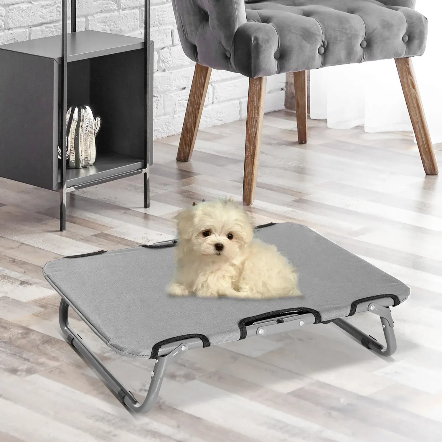 Graues PawHut Hundebett, faltbar und ideal für Outdoor. Kleiner, weißer Hund liegt entspannt darauf.