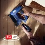 Rapid Akku-Tacker BTX606 18 V mit Akku vor Holzwand. Ideal zum Möbel montieren und für Renovierungsarbeiten.