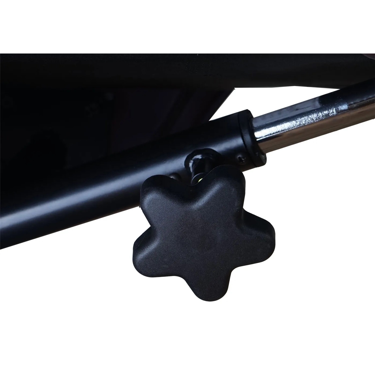 Detailaufnahme: Schwarzer Drehknopf zur Verstellung der Rückenlehne am Relaxsessel Stockholm.