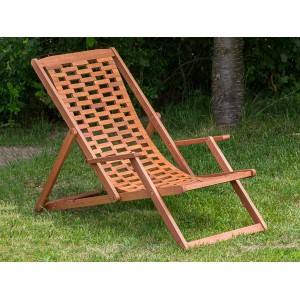 Gartenliegestuhl Aurora aus geöltem Eukalyptusholz, klappbar für entspannte Stunden im Garten.