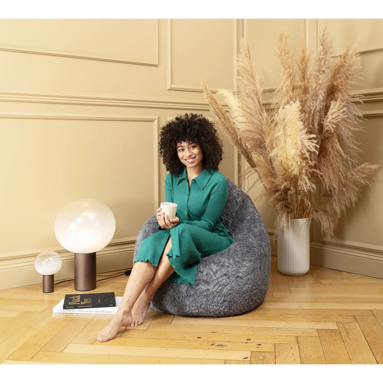 Sitting Point Sitzsack Fluffy, 220 l, mittelgrau, mit Frau. Bequemer Plüsch-Sitzsack für entspannte Stunden.