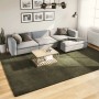 Großer waldgrüner Kurzflor Teppich (240x340 cm) im Wohnzimmer. Weiche, flauschige Oberfläche unter Sofa und Tisch.