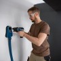 Mann bohrt mit Bosch Professional FlexiClick Bohrhammeraufsatz GFA 12-H in Wand.