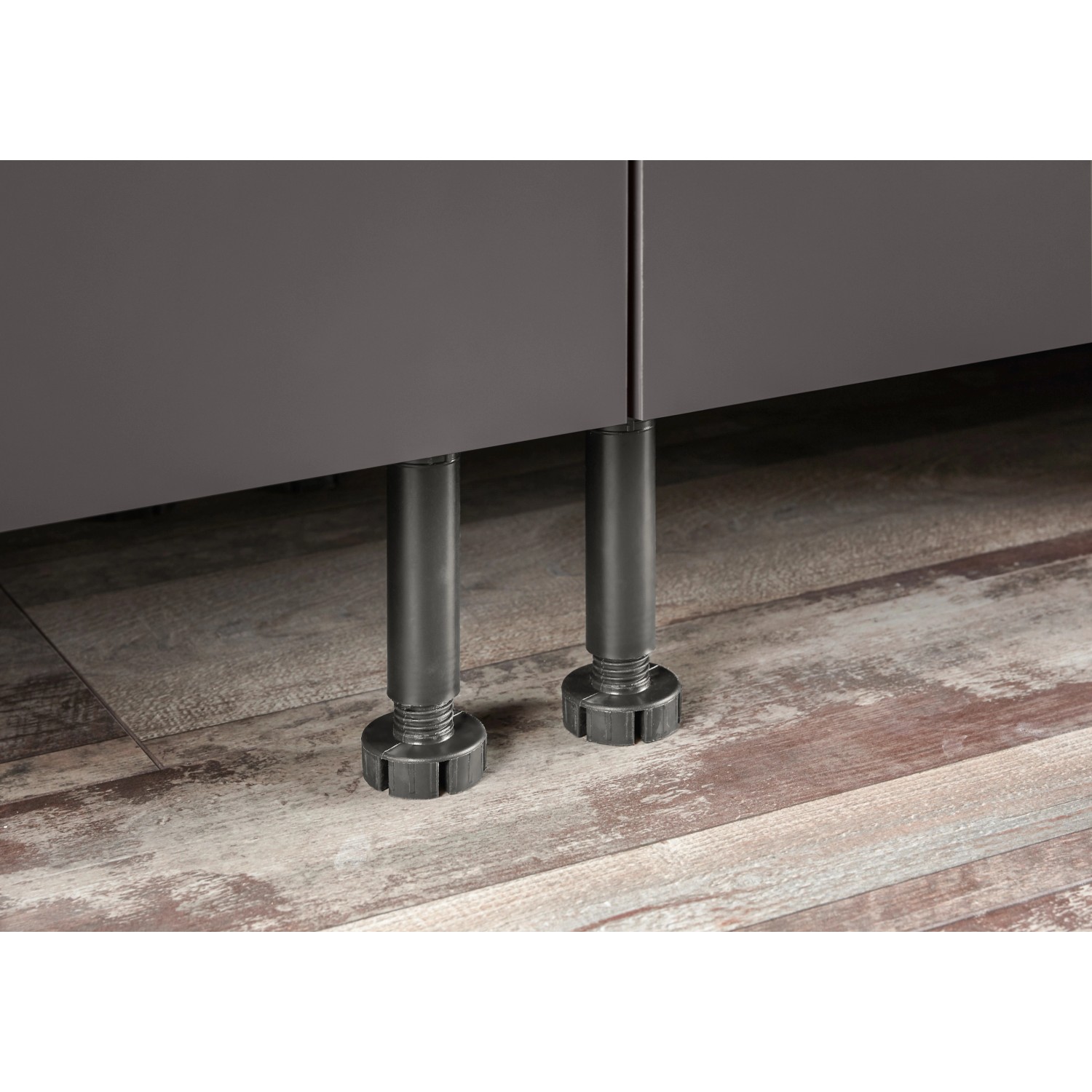 Detailaufnahme: Höhenverstellbare Füße der Respekta Küchenzeile Marleen in Artisan-Eiche Grau Matt.