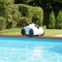 Interline Poolroboter King Crab 5210 am Poolrand. Automatischer Poolsauger für sauberes Wasser.