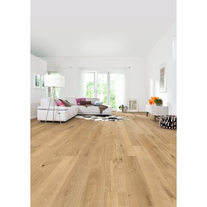 Helle Landhausdiele aus Eichenparkett (Living by Haro) in Wohnraum verlegt.