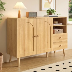 Modernes Sideboard aus hellem Holz mit gewölbten Türen, 2 Schubladen und offenen Fächern. Vielseitiger Wohnzimmerschrank.
