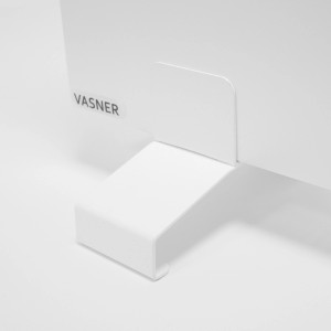Vasner Standfüße für Konvi Infrarotheizung, weiße Halterung am Heizkörper.