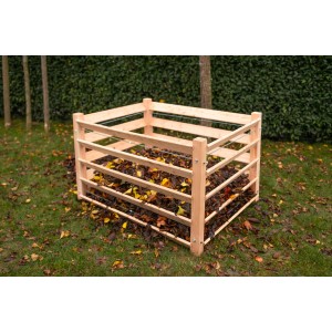 Westmann Komposter aus Lärchenholz (130x100x80cm) mit Laubfüllung im Garten.