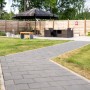 Gartenweg mit Diephaus Pflastersteinen Mika Anthrazit (30x20x6 cm) im Außenbereich.
