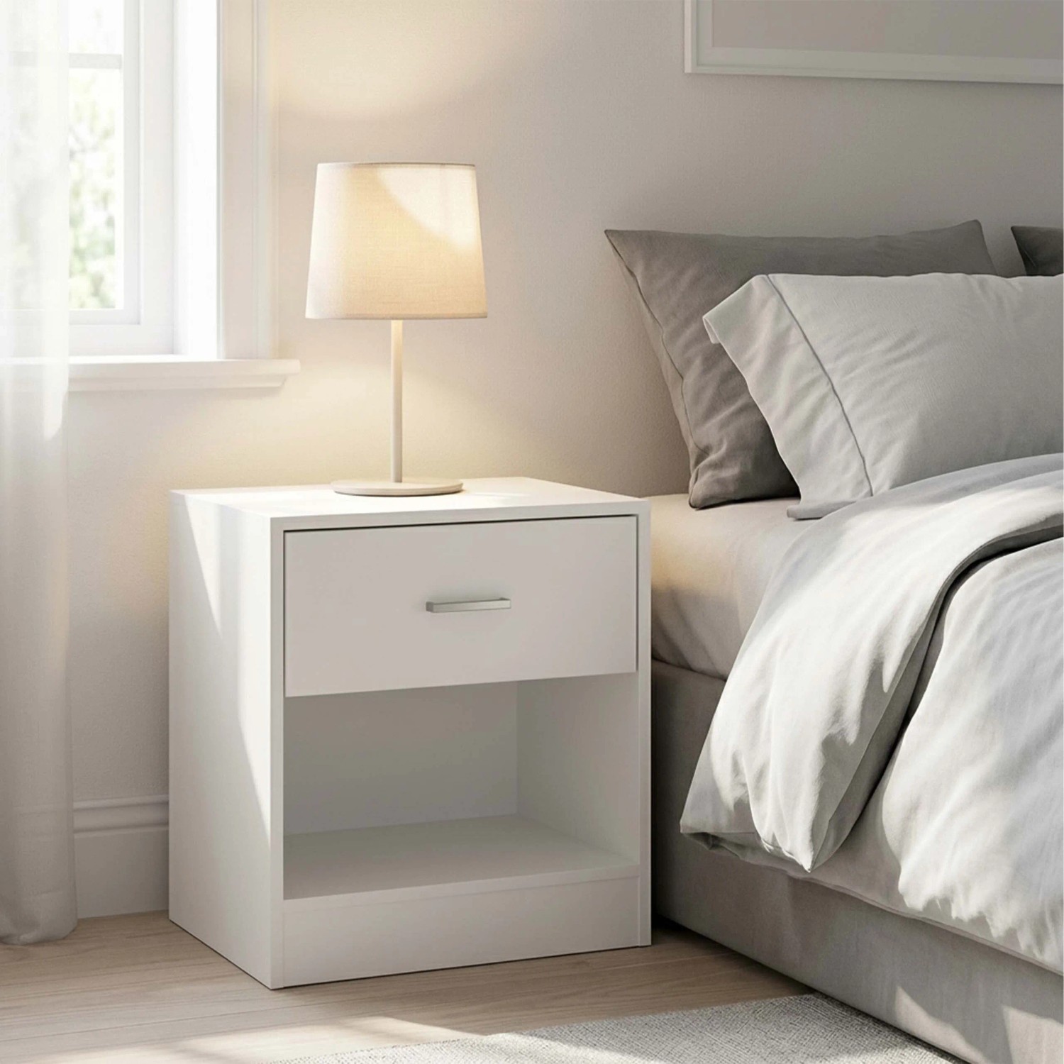Weißer Relaxdays Nachttisch aus MDF mit einer Schublade und offenem Fach, neben einem Bett mit Lampe.