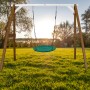AXI Nestschaukel Summer, braun/weiß, mit grünem Nest, im Garten.