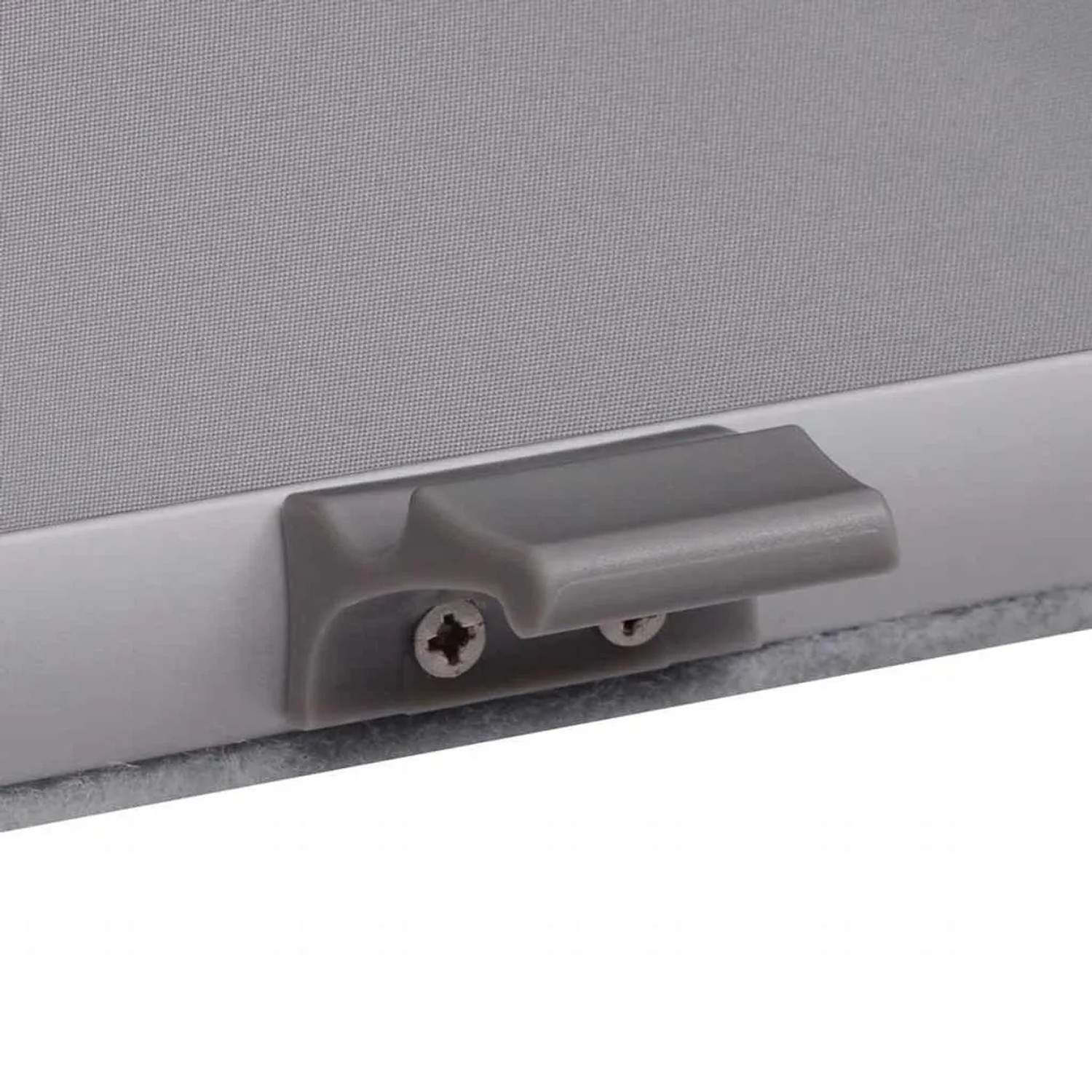 Detailaufnahme: Graues Verdunklungsrollo vidaXL SK08 mit Bedienelement für Dachfenster.