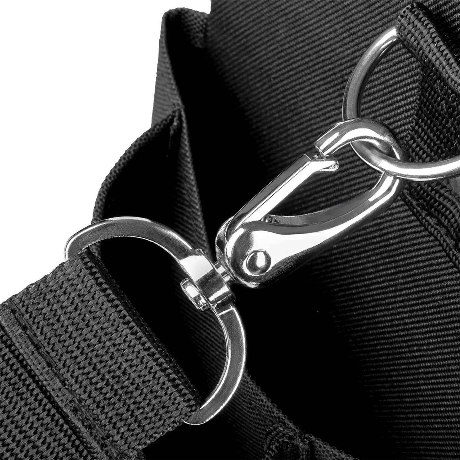 Detailaufnahme: Karabinerhaken und Gurtband der STAHLWERK Werkzeugtasche.