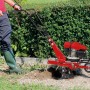 Rote Einhell GC-MT 2236 Benzin-Motorhacke bei der Bodenbearbeitung im Garten.