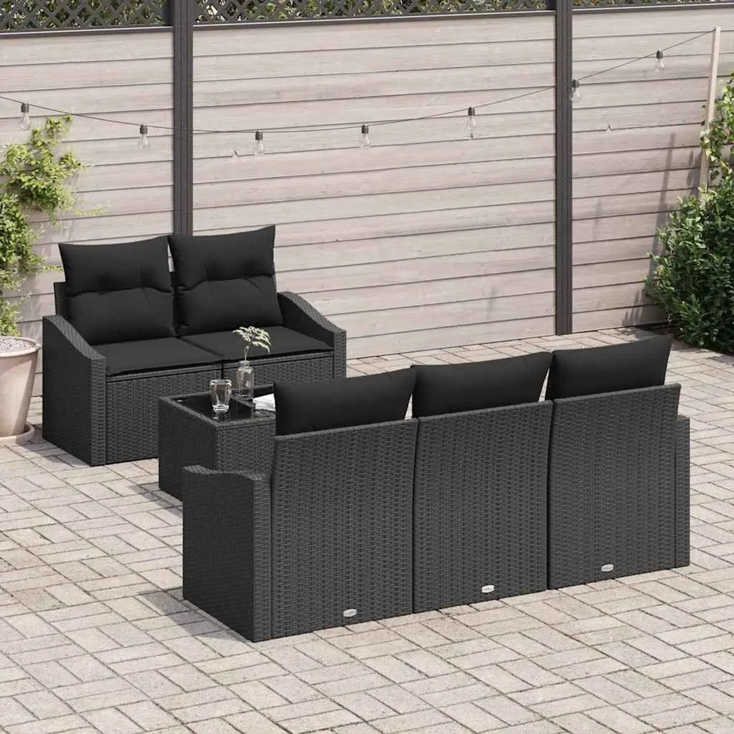 Schwarzes 6-teiliges vidaXL Gartenmöbel-Set aus Poly-Rattan mit Kissen und Stauraum.