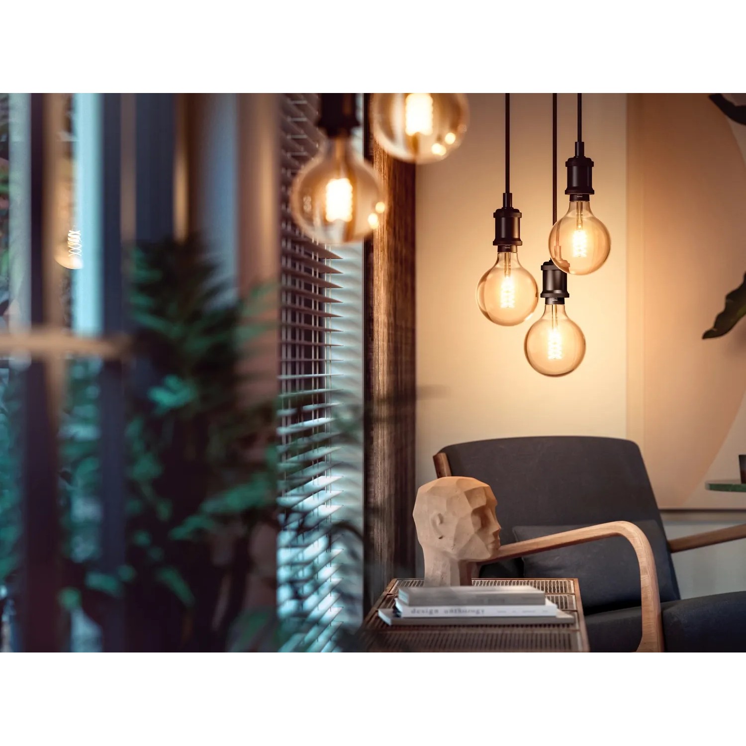 Philips Hue Filament Leuchtmittel E27 G93, warmweißes Licht im Vintage-Look.