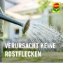 Gießkanne bewässert Rasen mit Compo Bio Rasen Moosfrei Herbistop, verursacht keine Rostflecken.