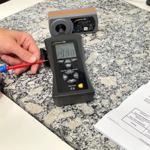 PCE Instruments Schall Kalibrator SC 43 Klasse II bei der Kalibrierung eines Schallpegelmessgeräts.