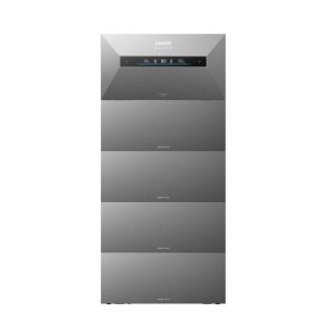 Anker SOLIX Solarbank Max AC, graues, modulares 35 kWh Energiespeichersystem mit 4 BP7000 Erweiterungsakkus für PV-Anlagen.