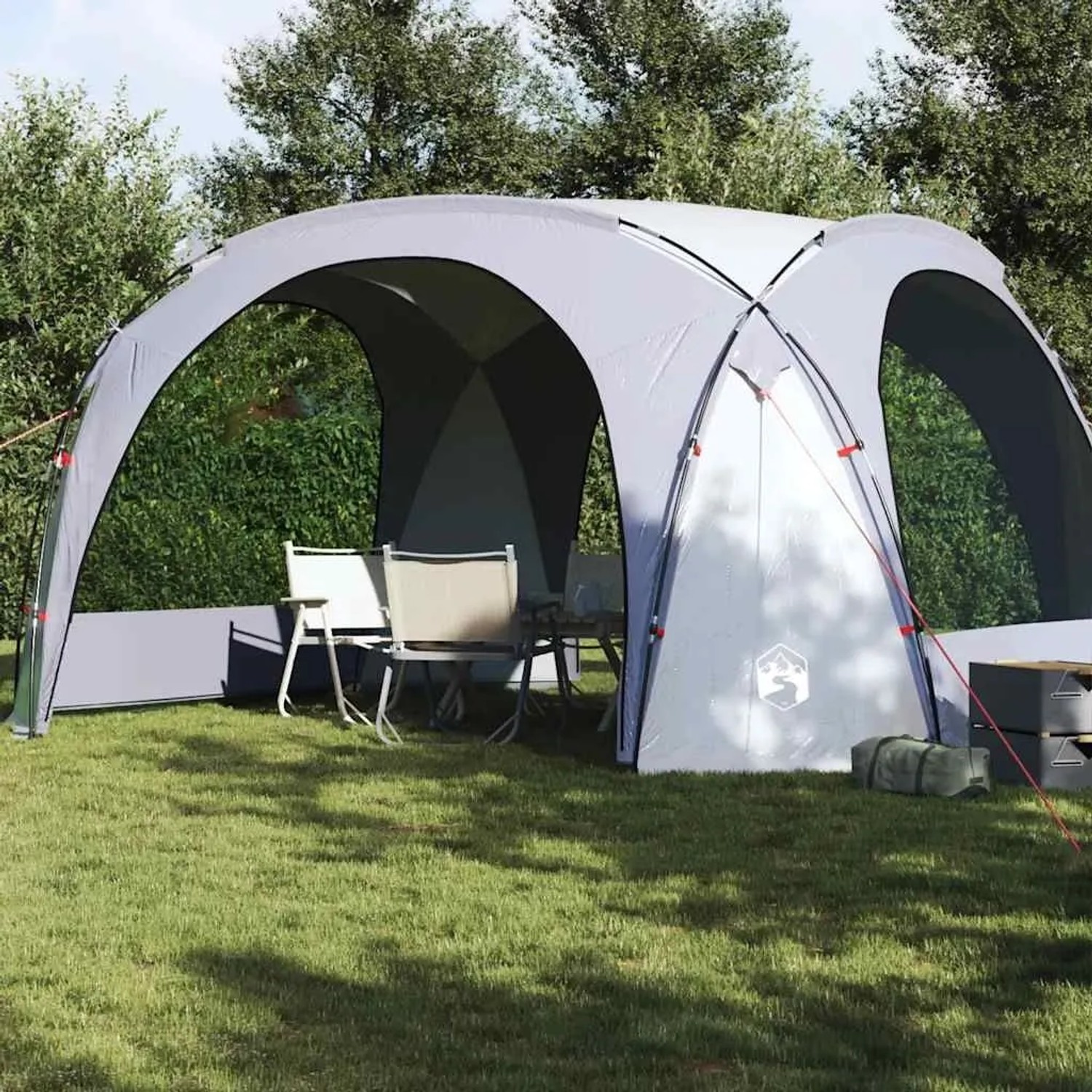 Weiß-graues Partyzelt auf grünem Rasen, mit Stühlen und Tisch. Wasserdichter Pavillon für Garten und Outdoor.