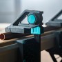 Wolfcraft Einhandzwinge Pro Max 150 mm beim Spannen eines Rohrs.