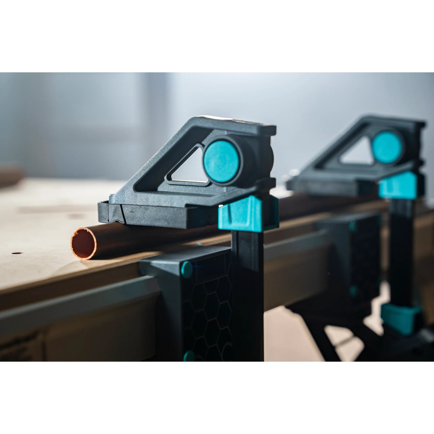 Wolfcraft Einhandzwinge Pro Max 150 mm beim Spannen eines Rohrs.