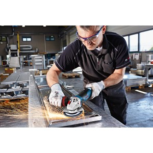 Bosch Professional GWS 1400 Winkelschleifer (125 mm) im Einsatz beim Schleifen von Metall.