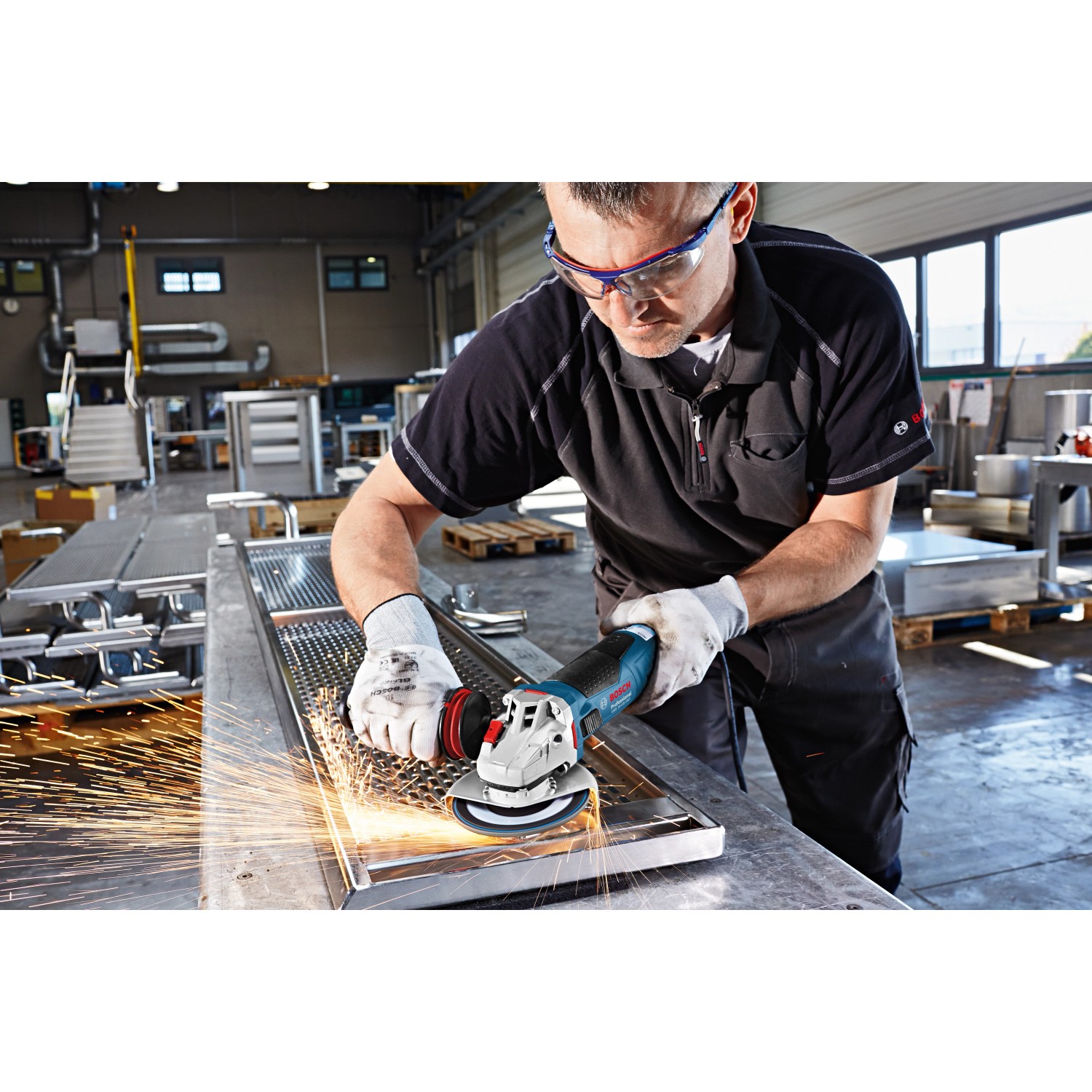 Bosch Professional GWS 1400 Winkelschleifer (125 mm) im Einsatz beim Schleifen von Metall.