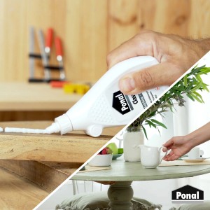 Ponal Holzleim Classic, transparente Anwendung auf Holz und Tischdekoration im Hintergrund.