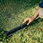 Fiskars Oszillierender Regner Comfort S-L in Aktion: Bewässerung im Garten.