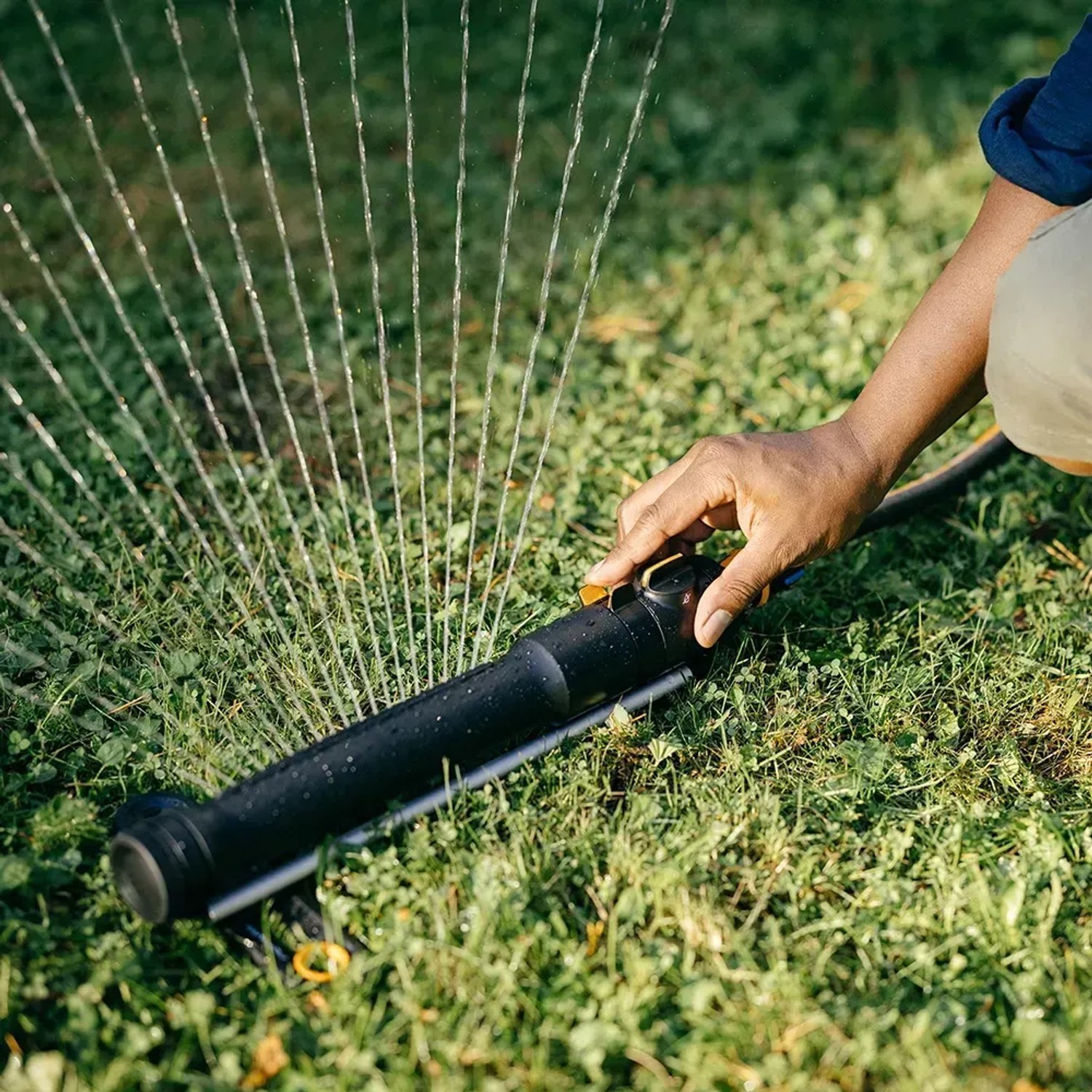 Fiskars Oszillierender Regner Comfort S-L in Aktion: Bewässerung im Garten.