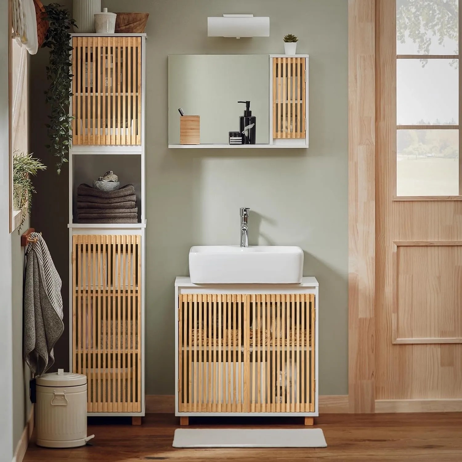 SoBuy Hochschrank BZR127-W, weiß/Natur, mit Lamellentüren und Bambusdetails. Badmöbel für mehr Stauraum.