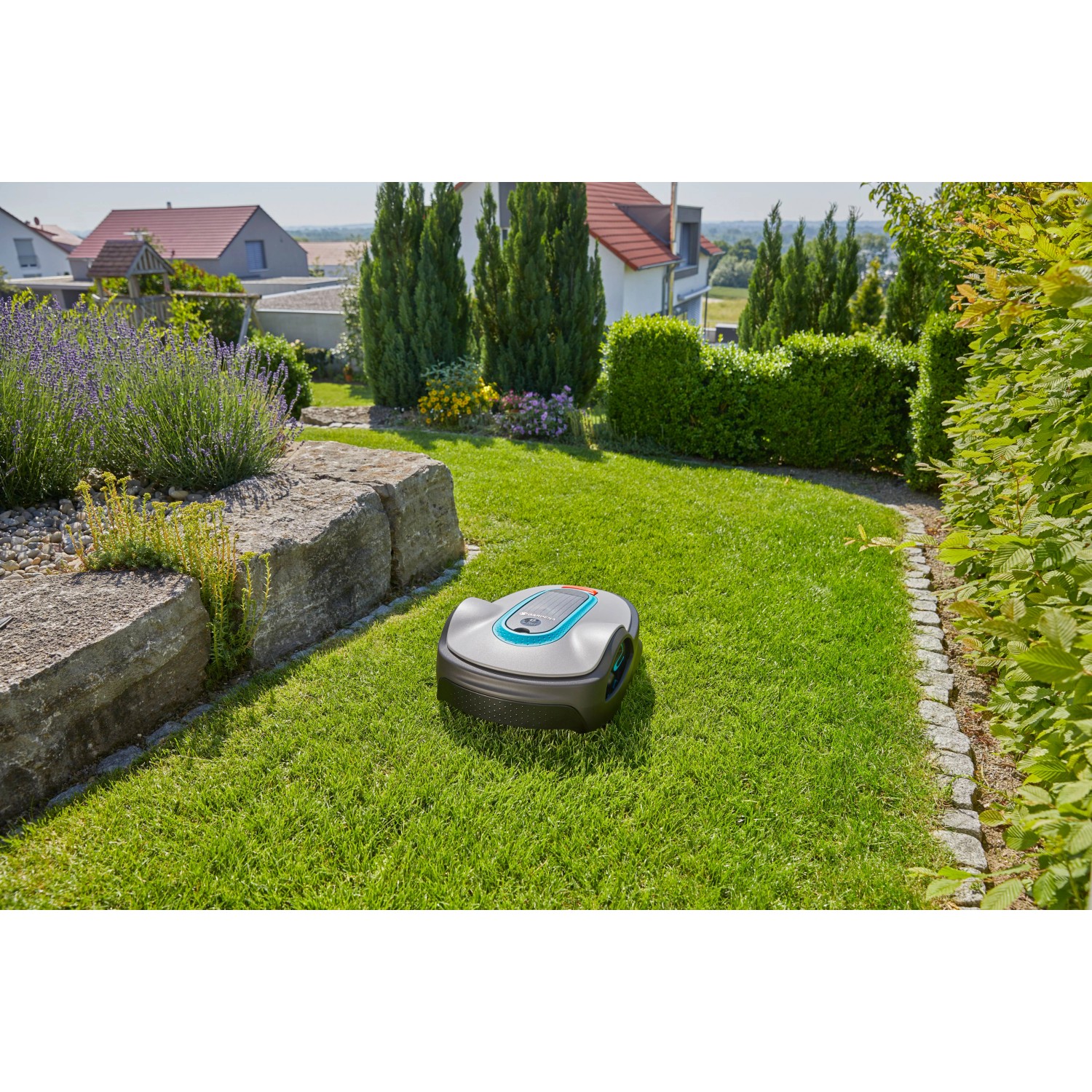 Gardena smart Sileno life Mähroboter auf Rasen, 750 m² Fläche, inkl. Gateway.