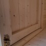 Detailansicht: Weka Holz-Gartenhaus Taro B Natur, unbehandeltes Fichtenholz, Tür mit Verschluss.