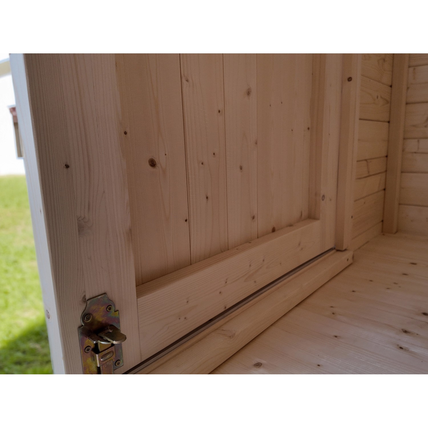 Detailansicht: Weka Holz-Gartenhaus Taro B Natur, unbehandeltes Fichtenholz, Tür mit Verschluss.