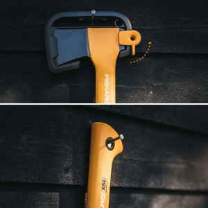 Fiskars X5 XXS Handbeil mit Schutzhülle an dunkler Holzwand.